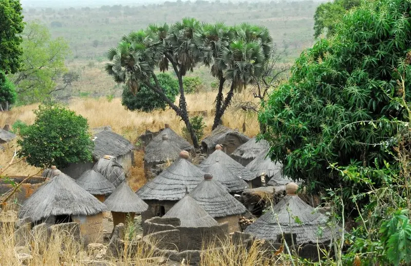 Traditionelle Tata-Somba-Lehmburg der Otammari-Kultur mit Strohdächern im Atakora-Gebirge, Benin