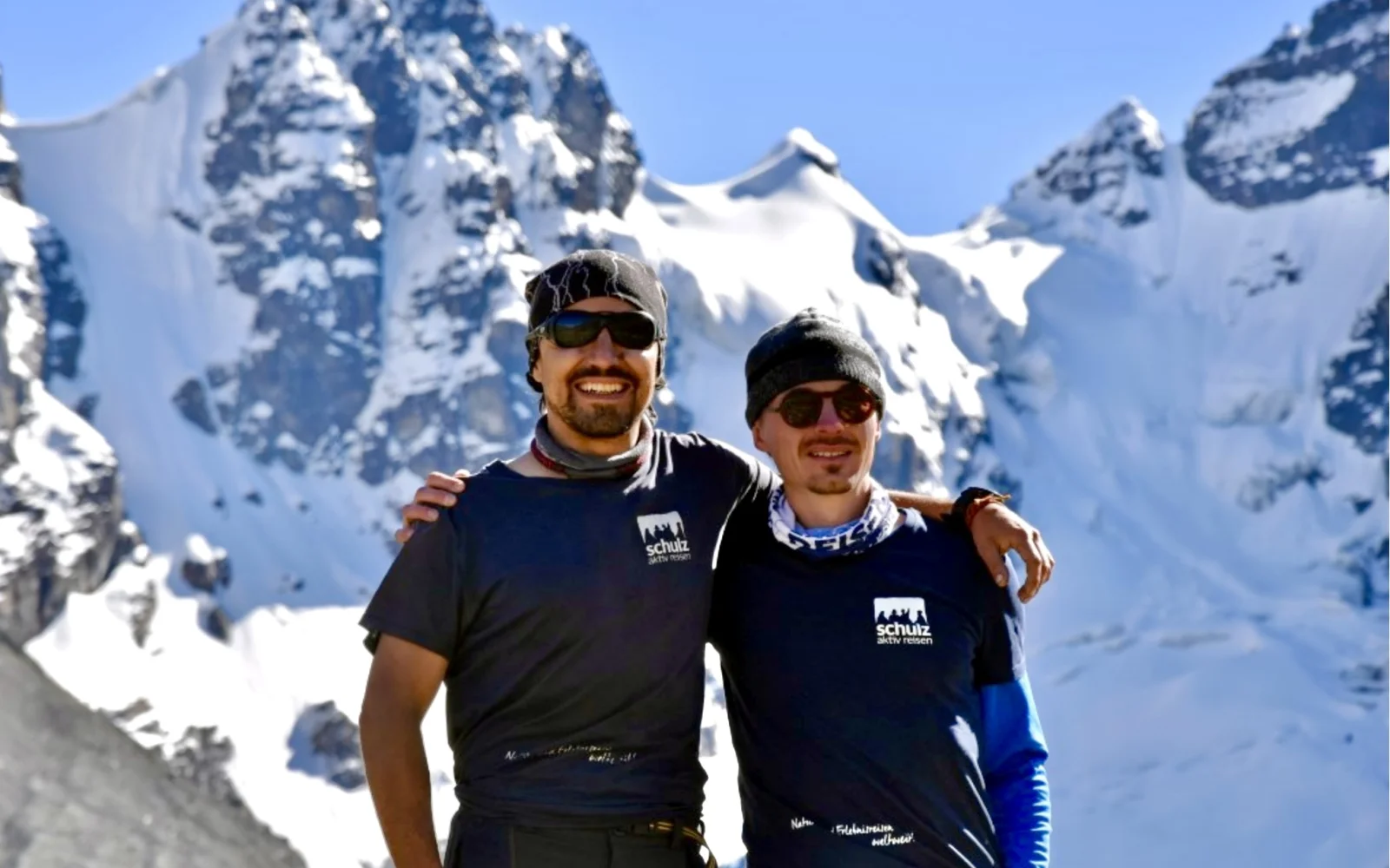 Vor-Ort-Partner Bastian Müller und Reiseleiter Pedro im Herzen der Anden