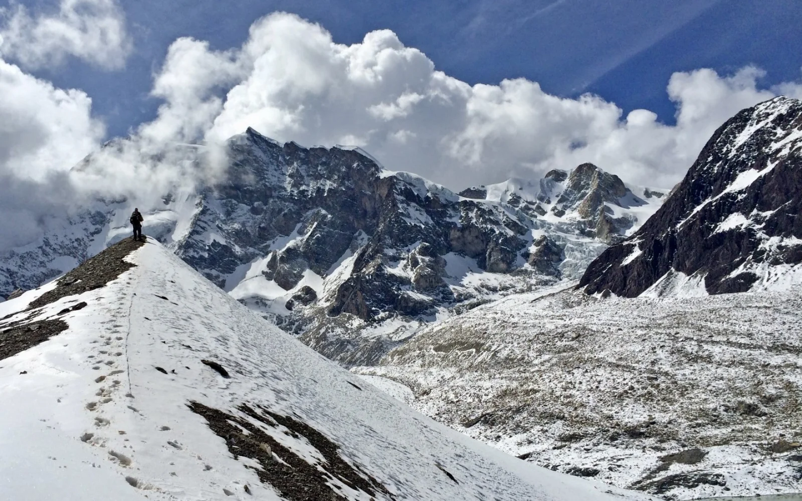 Unterwegs zwischen den schneebedeckten Gipfeln der Königskordillere