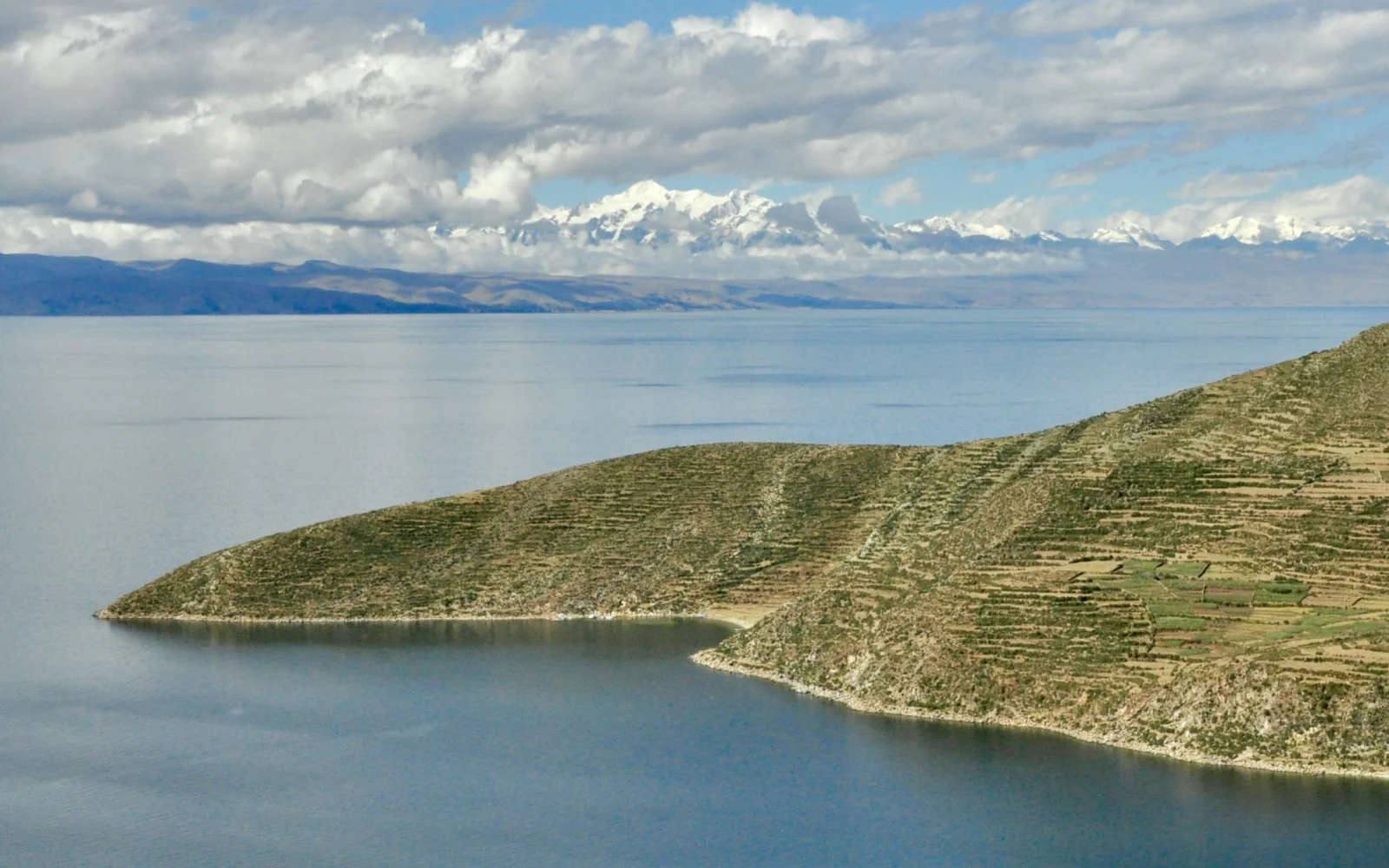 Blick vom Titicacasee zur schneebedeckten Königskordillere in Bolivien