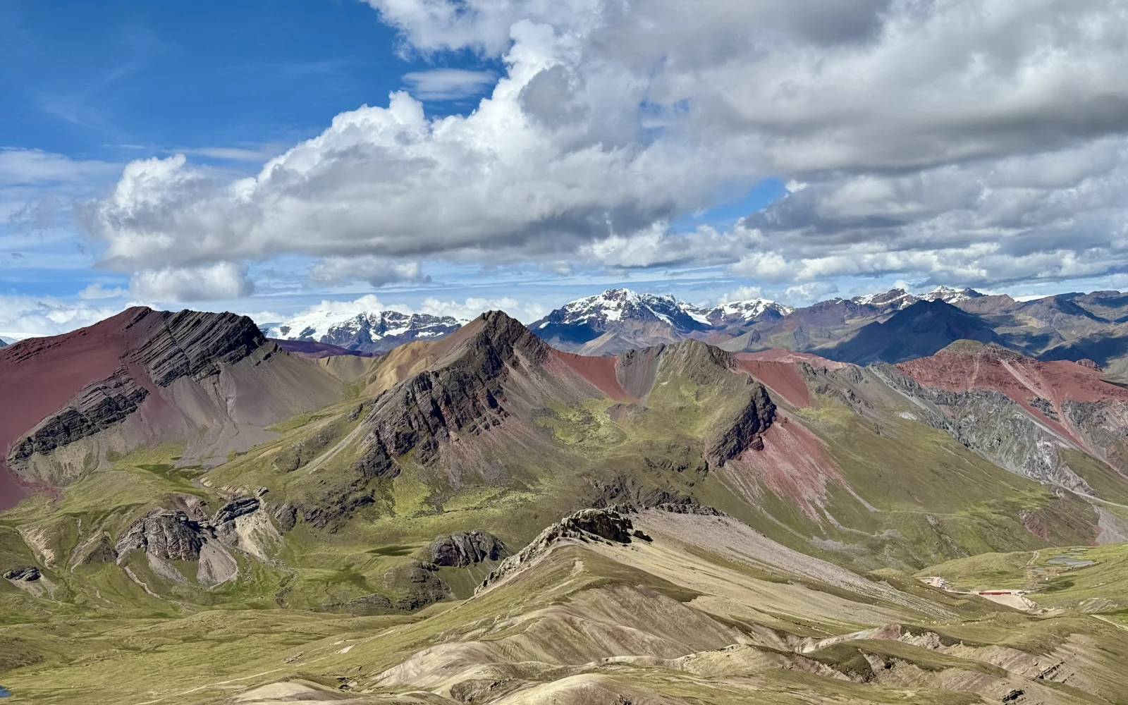 Trekking durch die farbige Bergwelt beim majestätischen Ausangate
