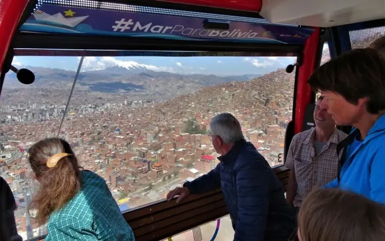 Flug nach La Paz, Seilbahnfahrt und Besuch des Hexenmarkts