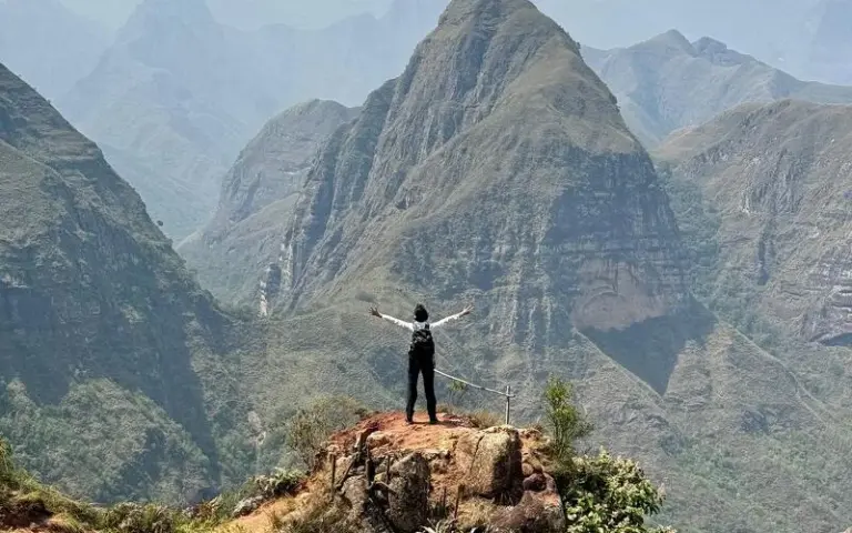 Aussichtsreiche Wanderung Codo de los Andes und Baden an Wasserfällen