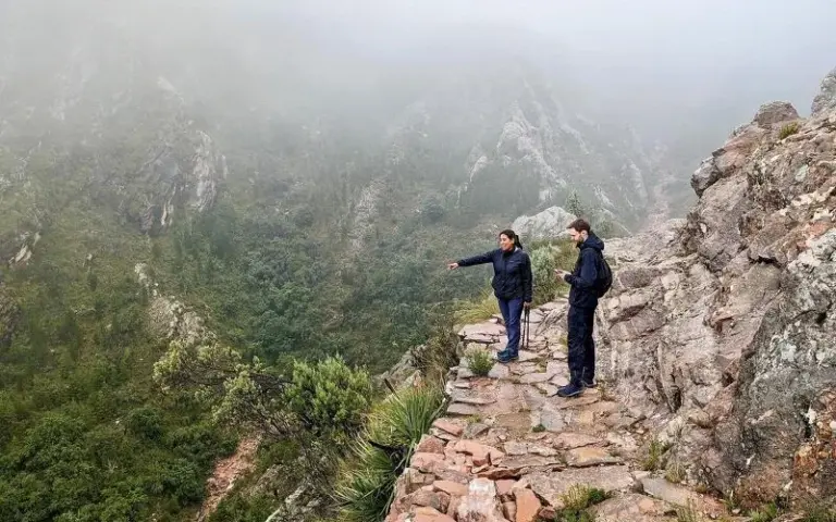 Wanderung bergab über alte Inka Trails bei Sucre
