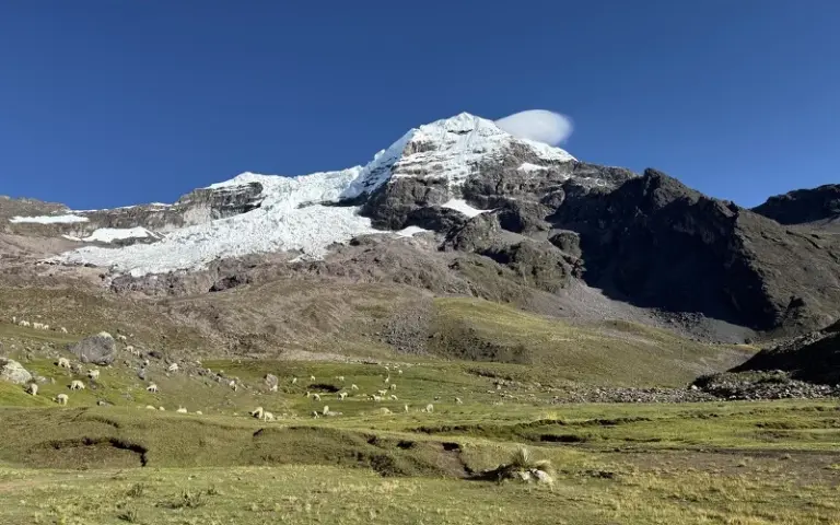 Wanderung zum Fuße heiligen Ausangate-Berg und Übernachtung in spektakulärer Lage