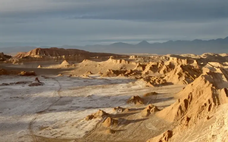 Felsmalereien und bunte Gesteine im Arco Iris Tal in der Atacama Wüste