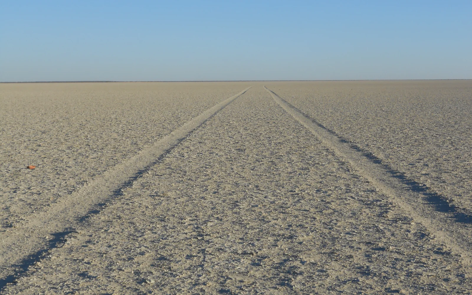 Unendliche Weite in der Makgadikgadi-Salzpfanne