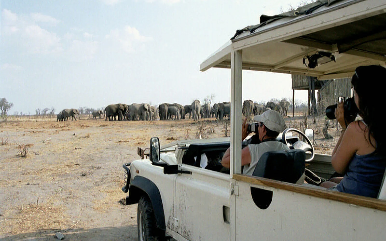 Auf Pirsch im speziell umgebauten Safarifahrzeug mit viel freier Sicht zum Beobachten und Fotografieren
