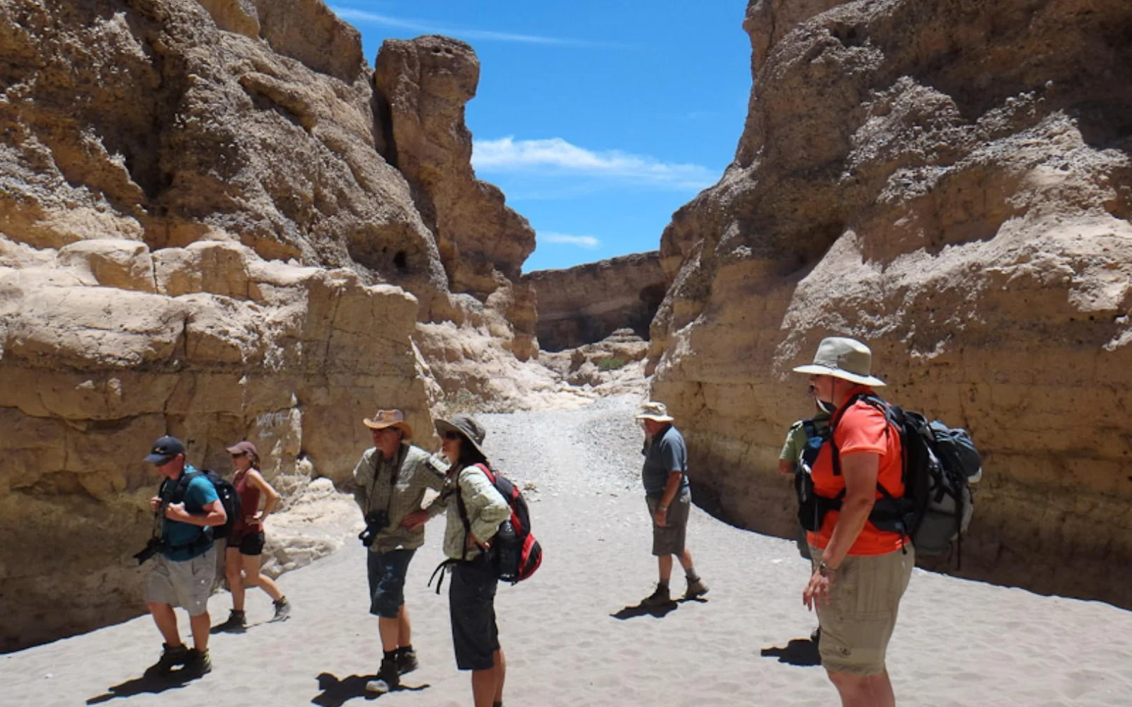 Neben den gewaltigen Dünen erkunden Sie auch den beeindruckenden Sesriem Canyon.