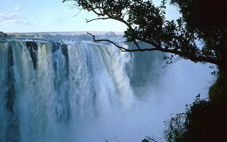 Grenzübertritt nach Simbabwe und Naturschauspiel Victoria-Wasserfälle
