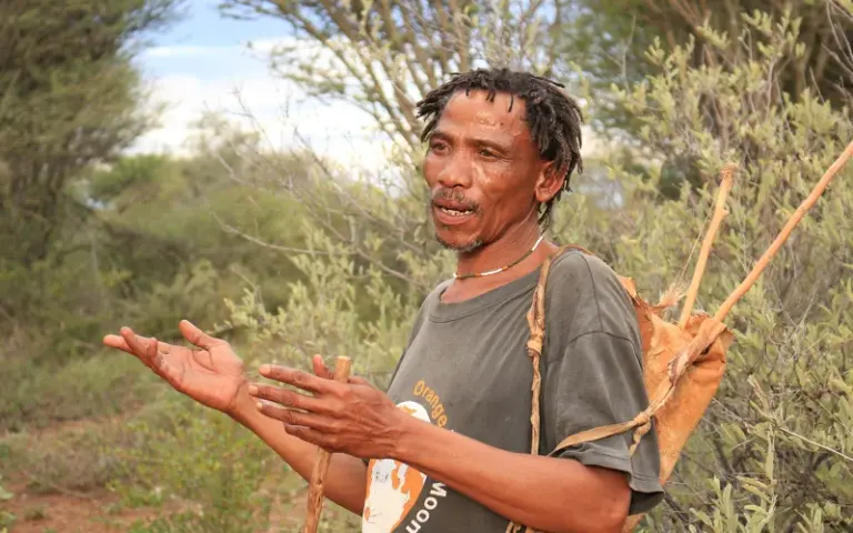 Naturwanderung mit lokalem San Bushman in der Kalahari