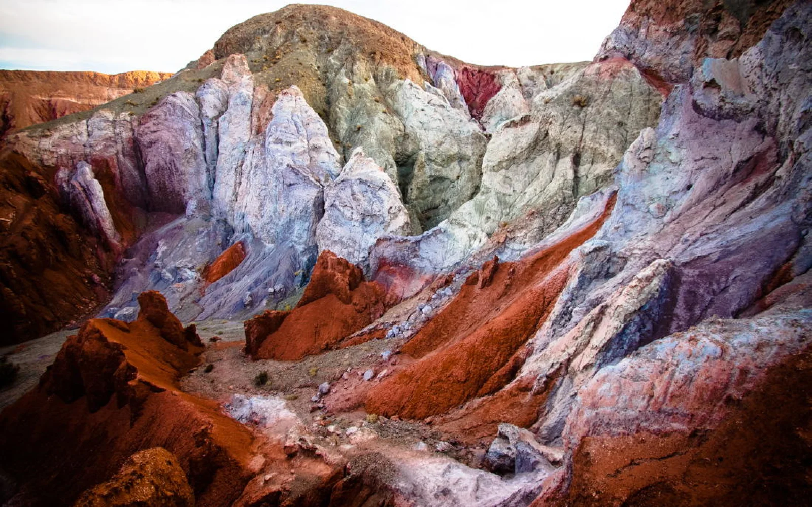Im Regenbogental sind die Felsen in unterschiedliche Farben getaucht.