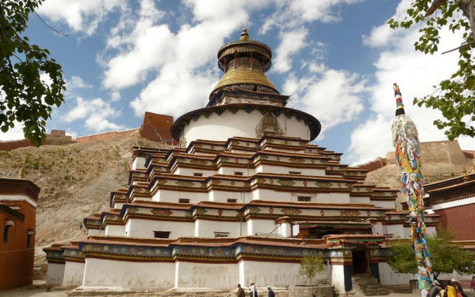 Eindrucksvolle Klosterarchitektur erwartet Sie wie z. B. der Kumbum.