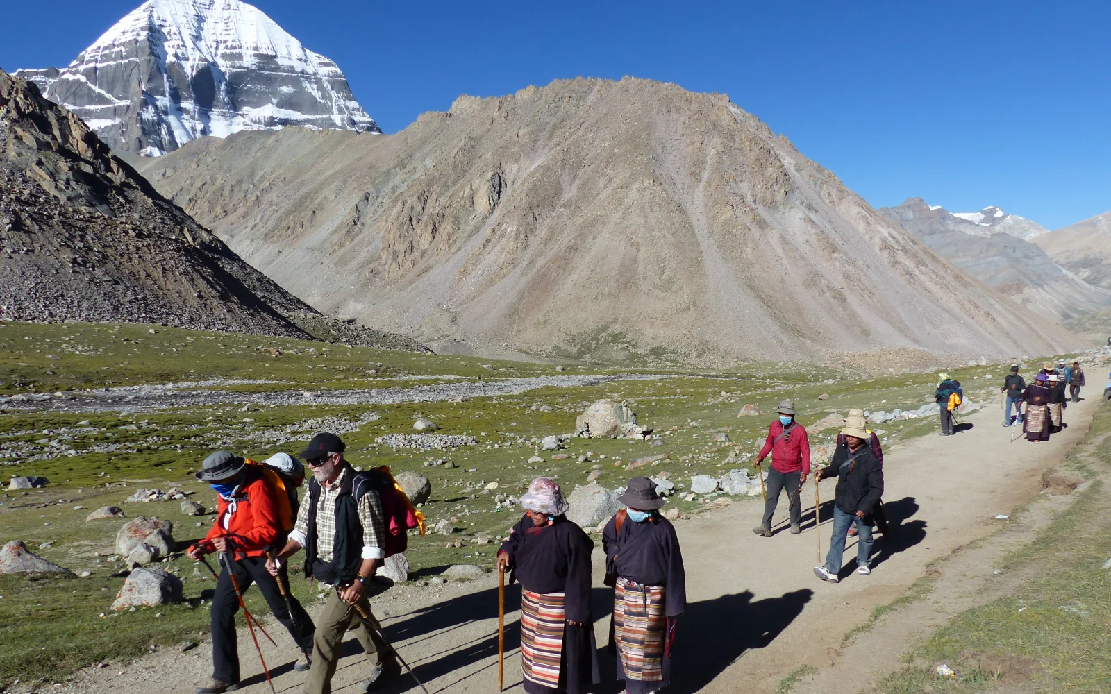 Bei der 3-Tage-Umrundung wandern Sie mit Pilgern verschiedenster Religionen