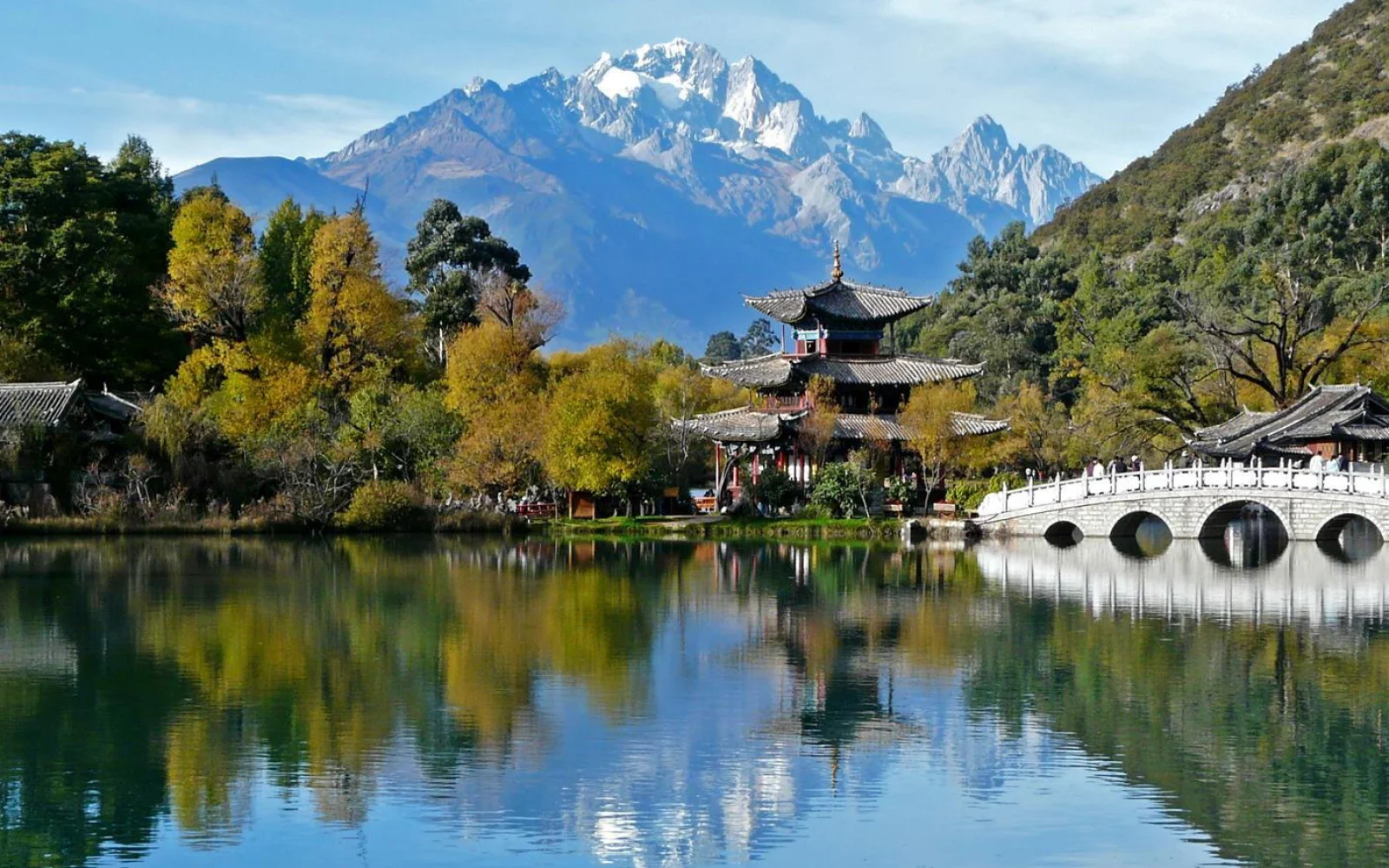 Angenehmer Start auf 2400 m in Yunnan mit Blick zum Jadedrachenschneeberg.