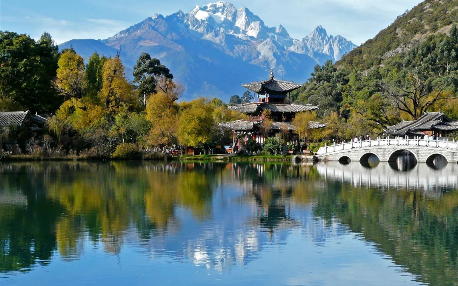 Angenehmer Start auf 2400 m in Yunnan mit Blick zum Jadedrachenschneeberg.