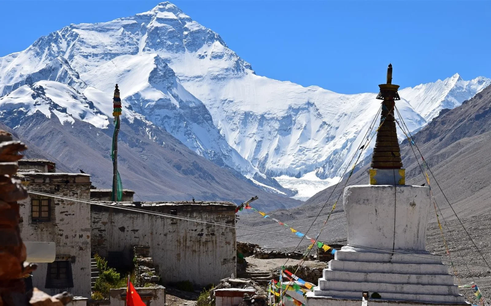Unvergesslich ist der Ausblick vom Rongbuk-Kloster auf den Mount Everest.