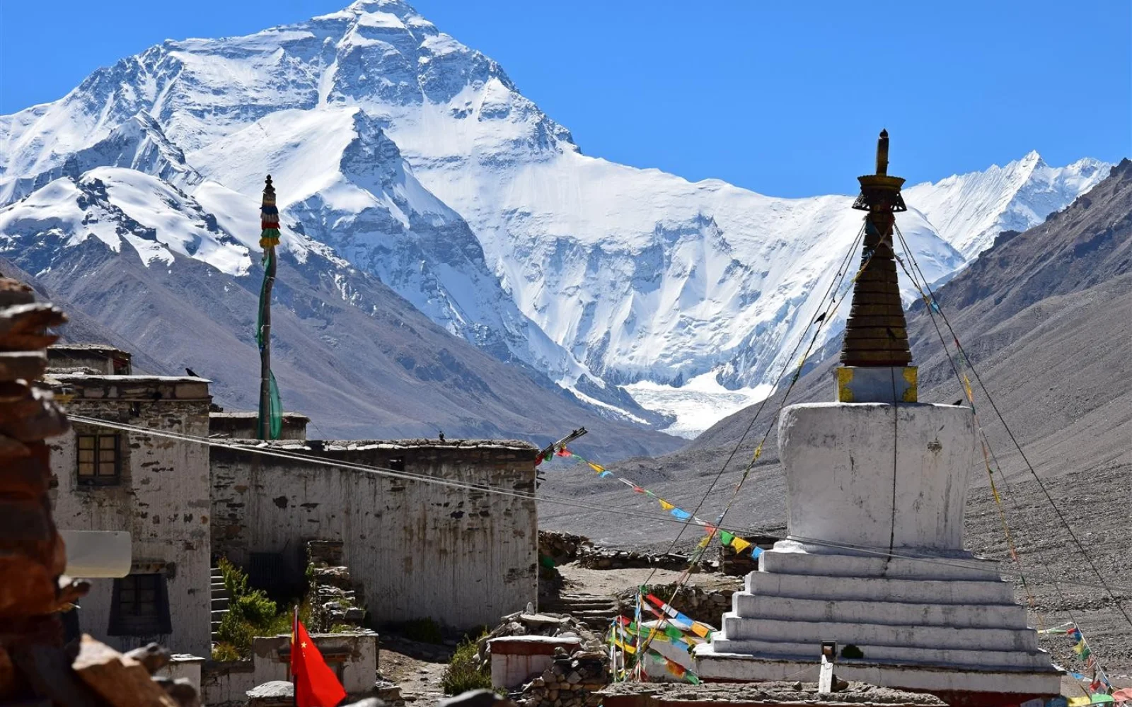 Unvergesslich ist der Ausblick vom Rongbuk-Kloster auf den Mount Everest.