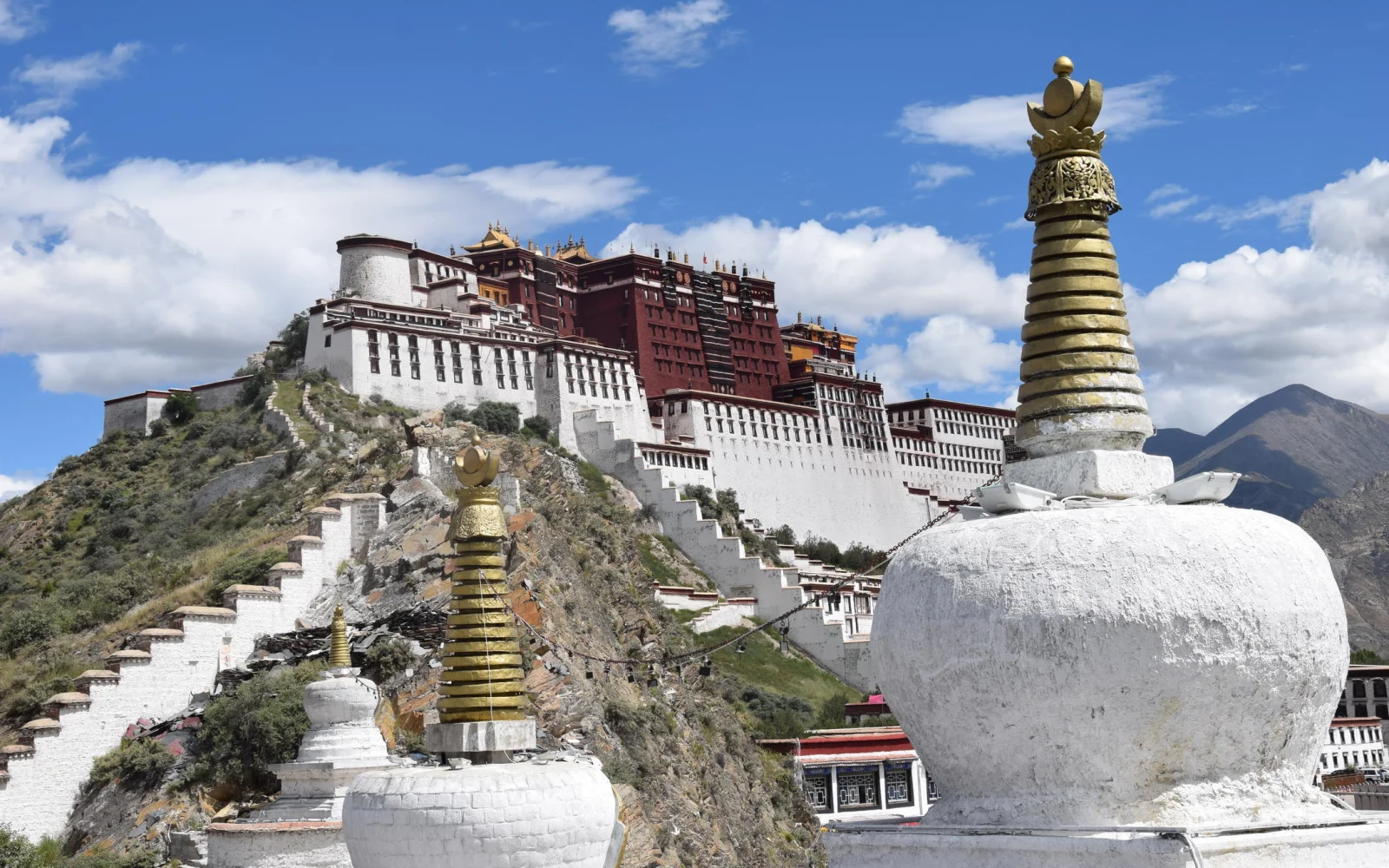Der Potala Palast thront eindrucksvoll über Lhasa, der Stadt der Götter.