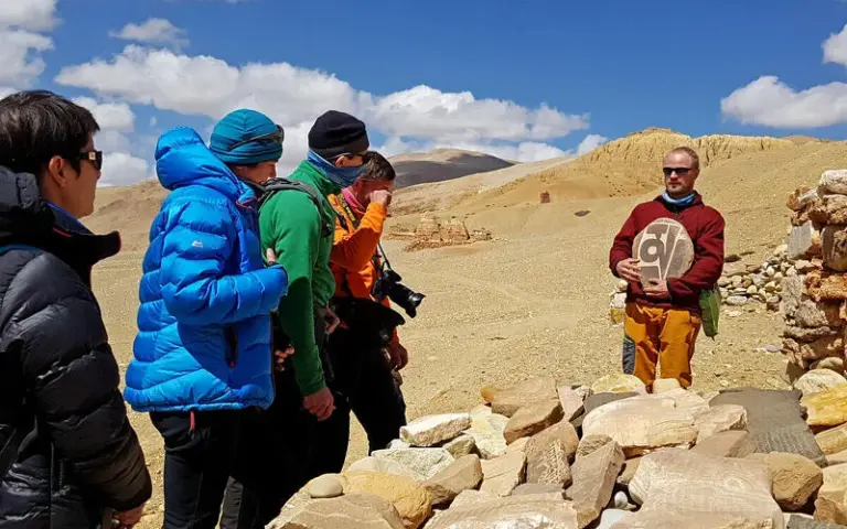 Wandern durch bizarre Landschaft und Ruinen im Königreich Guge