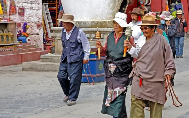 Flug nach Lhasa und Begrüßung mit Pilgerrunde auf dem Barkhor