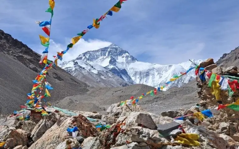 Wandelgang zum Rongbuk-Kloster mit Ausblick auf den Mount Everest
