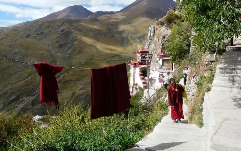  Wanderausflug zum Kloster Drak Yerpa mit seinen Meditationshöhlen
