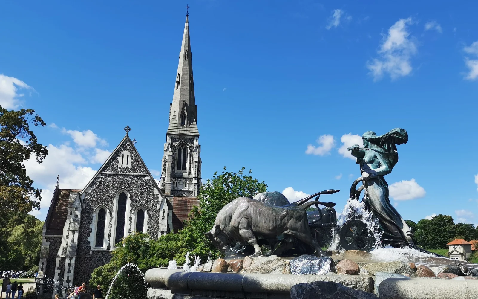 St. Alban Kirche mit Gefionspringbrunnen im Vordergrund