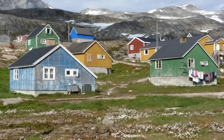 Flug nach Grönland und Fahrt nach Tasiilaq auf der Insel Ammassalik