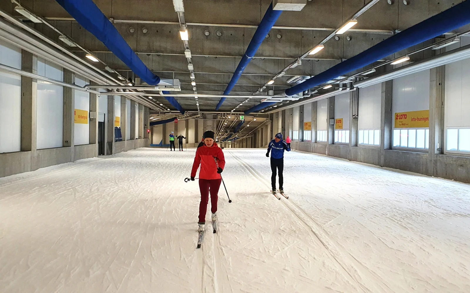 Die Skihalle bietet viel Platz zum Techniktraining...