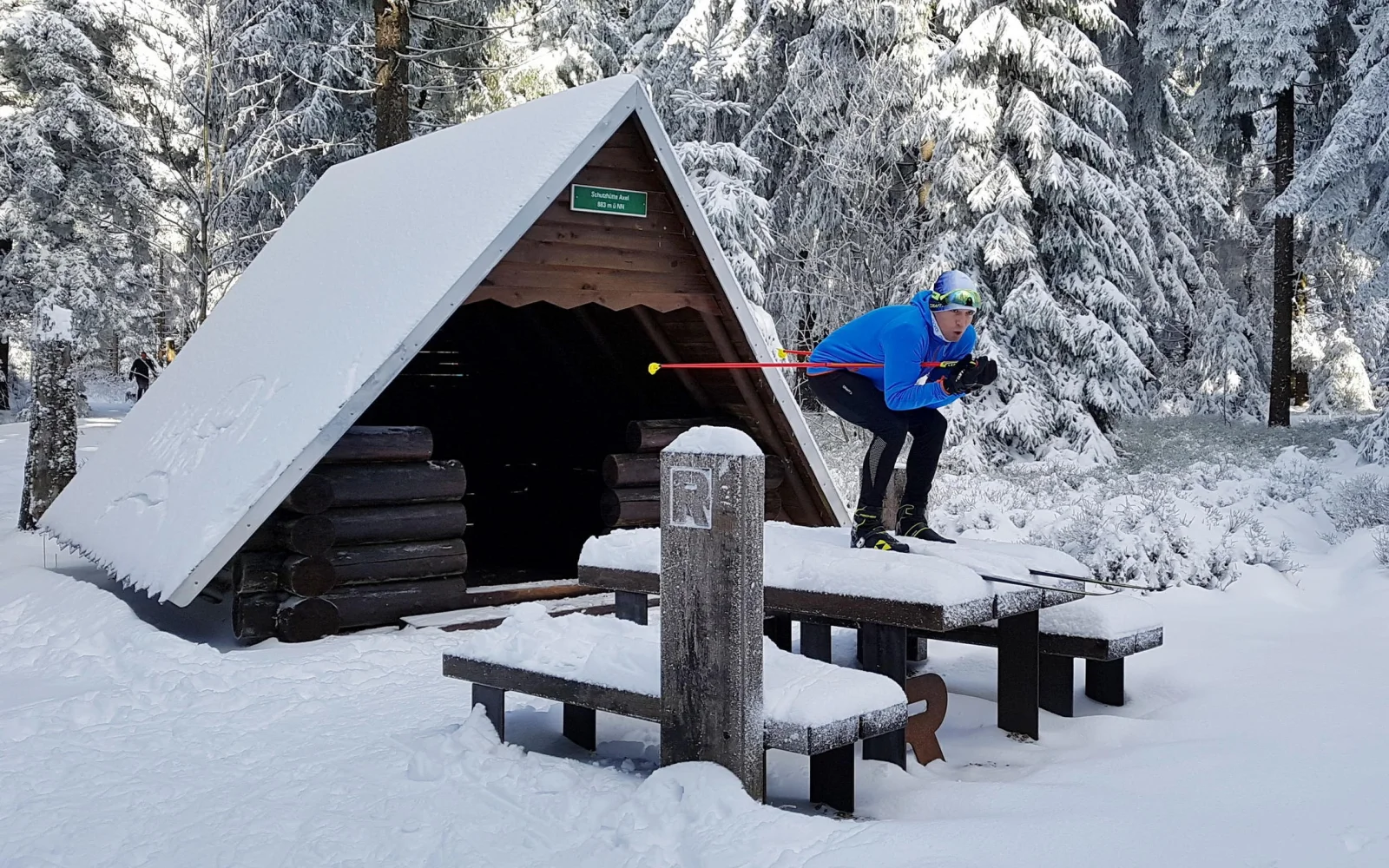 Vor lauter Winterfreude geht es manchmal über Tische und Bänke ;-)