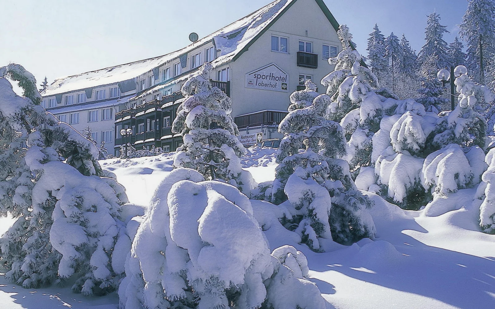 Unser Hotel in Oberhof liegt direkt an der Loipe & fußläufig zur Skihalle.