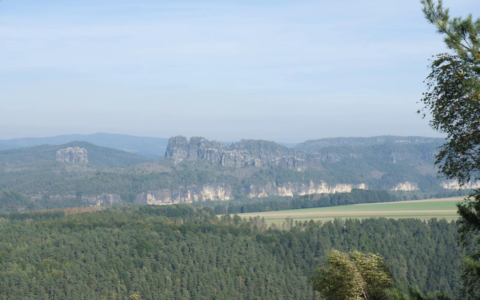 Blick auf Schrammsteinkette mit Falkenstein 