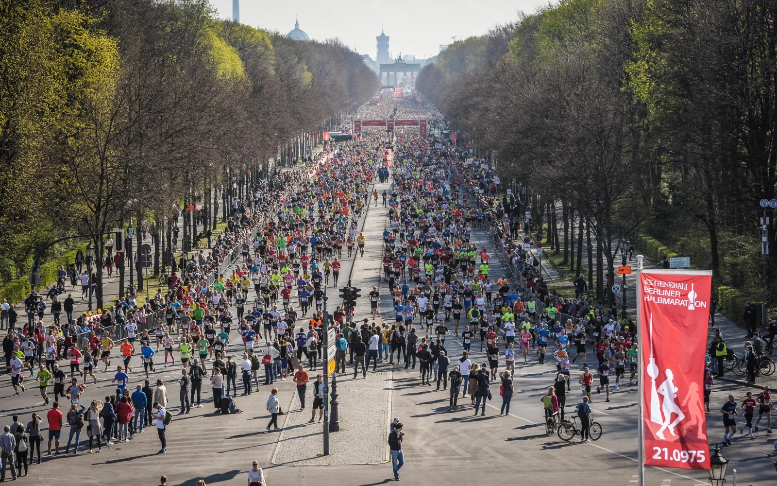 Läufer beim Start des GENERALI BERLINER HALBMARATHON | © SCC EVENTS Sportografen
