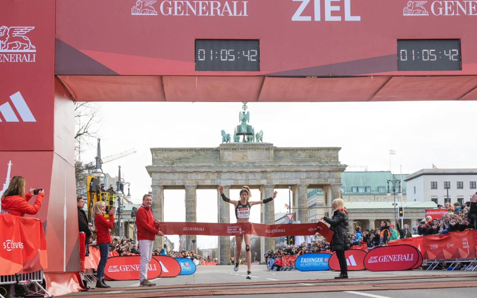 Eilish McColgan (GBR) gewinnt den BERLINER HALBMARATHON 2023 in 65,43 Minuten | © SCC EVENTS