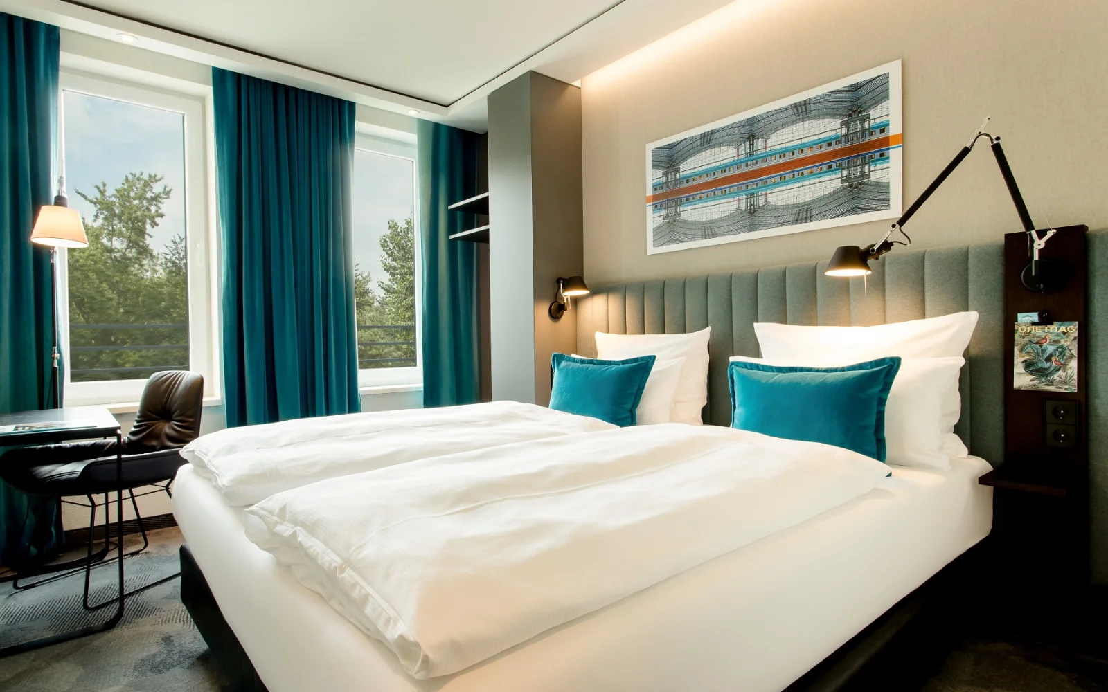 Beine hoch im komfortablen Zimmer im Motel One am Hauptbahnhof Berlin