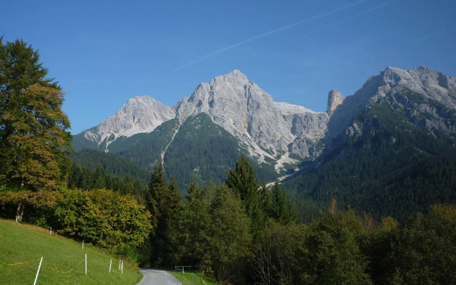 Rückblick zum Riemannhaus, das ganz oben in der Scharte liegt