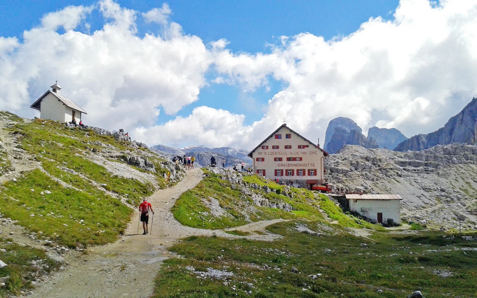 Die Drei-Zinnen-Hütte vor den majestätischen Dolomitengipfeln lädt zu einer Einkehr ein,bevor Sie ins Fischleintal absteigen und die Rückreise zum Königssee antreten