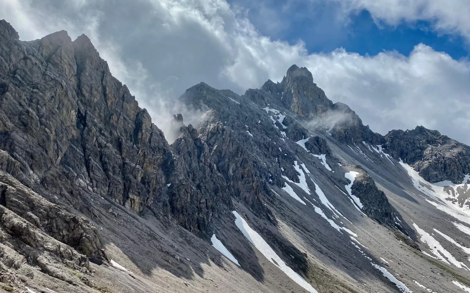 Gelände von schotterig und felsig bis üppigem Grün mit schöner Alpenflora