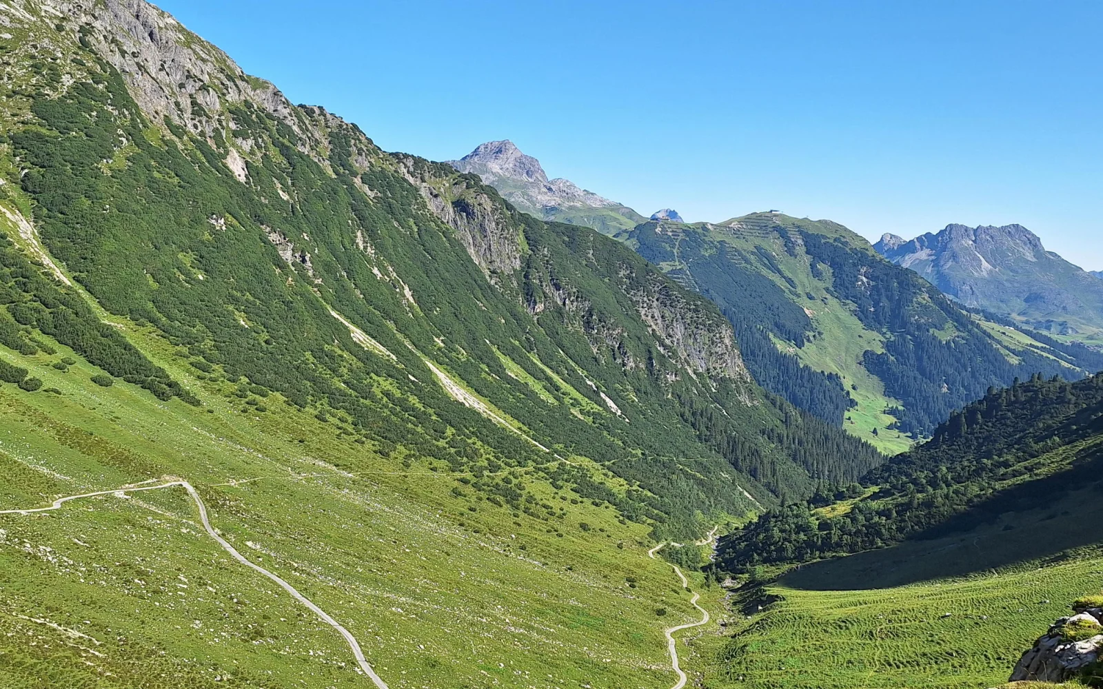 Saftige Wiesen und traumhafte Panoramen verwöhnen Ihre Augen (Foto: A.Zäch)