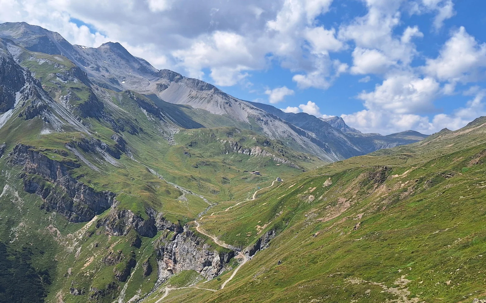 Hin und wieder gehen Sie auch auf  bequemen Wegen (Foto: Andrea Zäch)