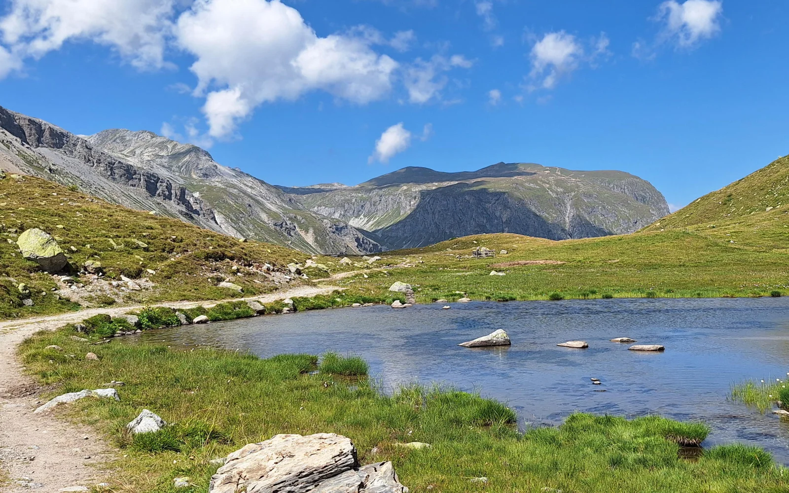 Kristallklare Bergseen lassen die Anstrengungen vergessen (Foto: A. Zäch)