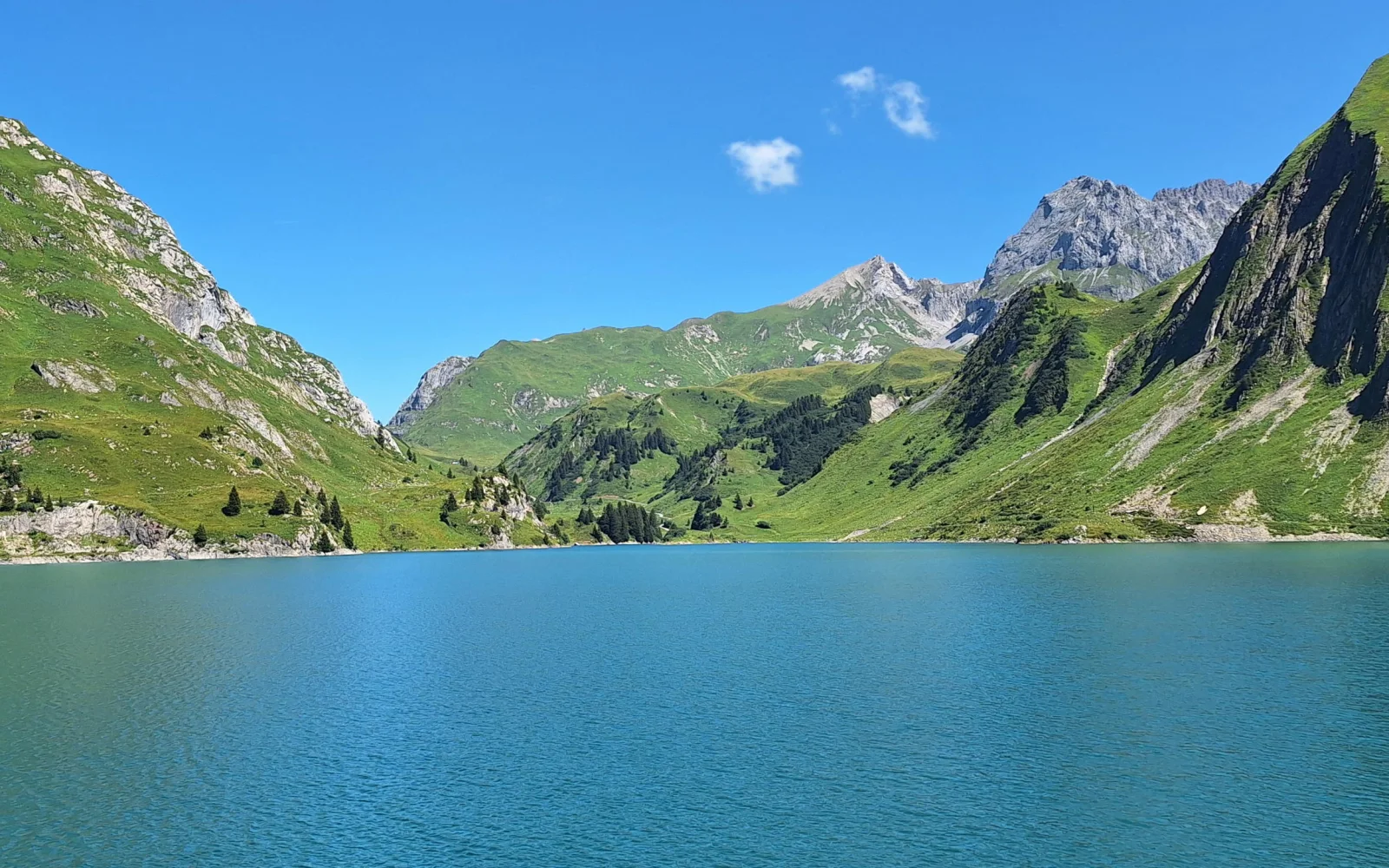 Am Spullersee vorbei durchs Danöfen (1050 m) im Klostertal (Foto: A. Zäch)