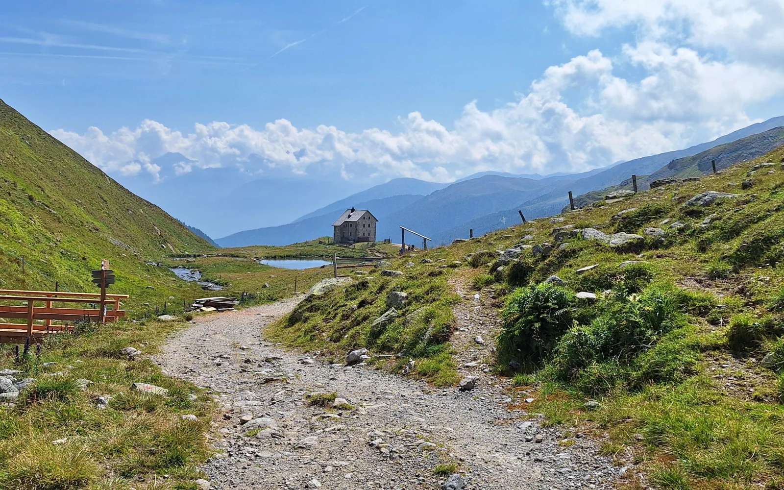 Ein Blick zurück – auf Hütten, Berge, Abenteuer (Foto: Andrea Zäch)