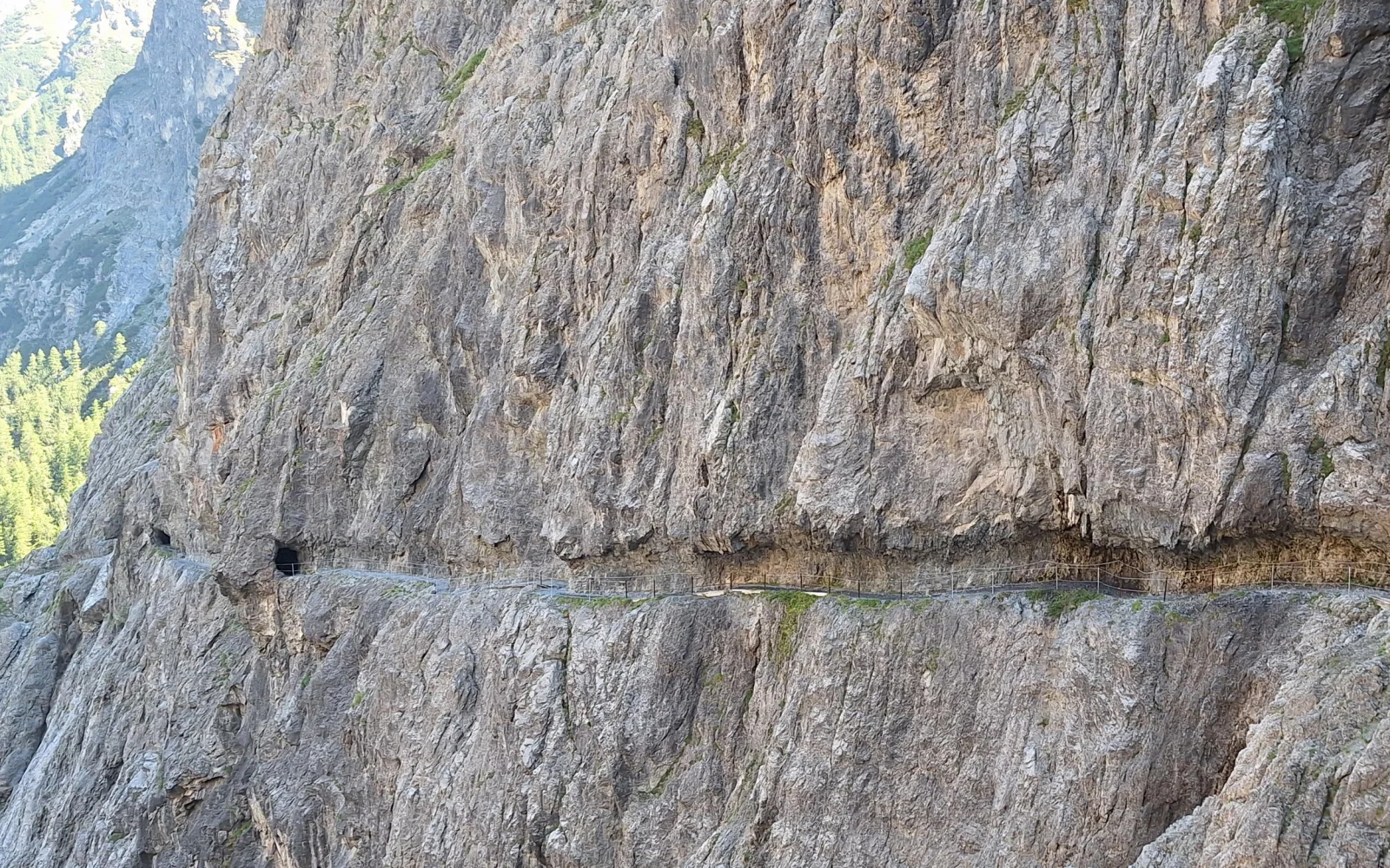 Der Weg durch die Schlucht führt, gut gesichert, immer entlang der Felswand (Foto: Andrea Zäch)