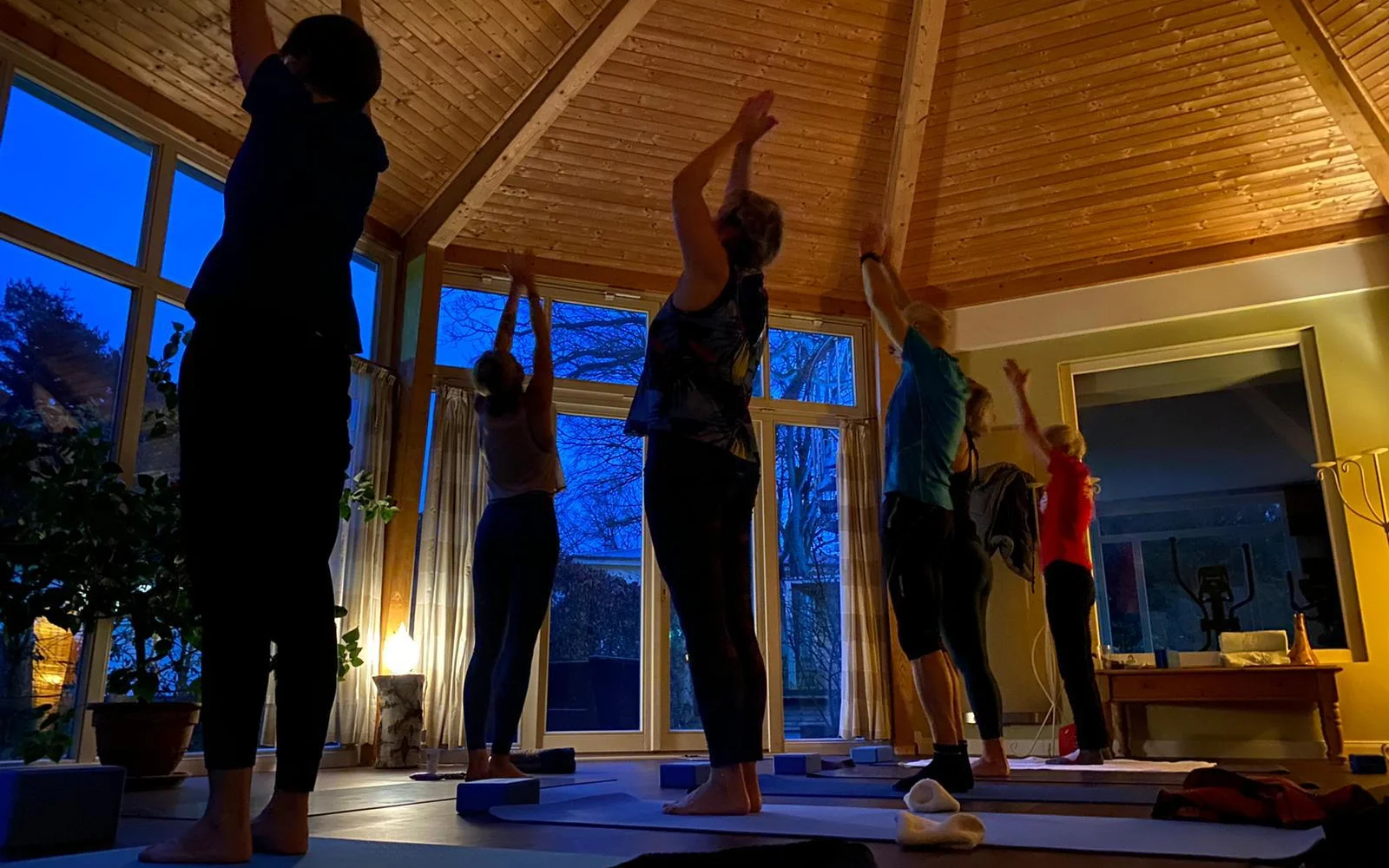 Morgendlicher Sonnengruß und wohliger Abend-Flow; ideal auch für Yoga-Neulinge 