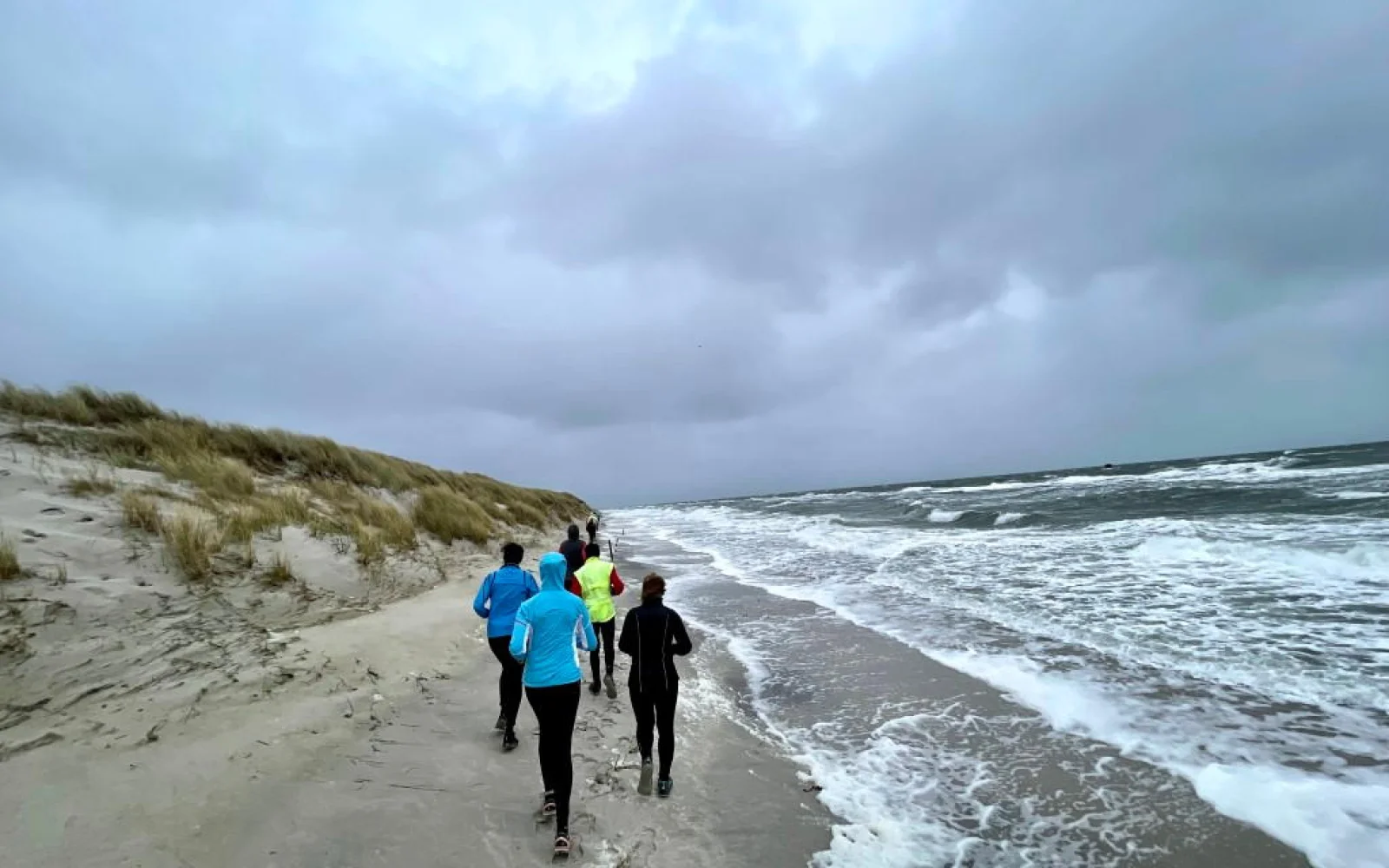 Frische Ostseeluft um die Nase und der durch leichte Flut schmale Strand ganz für uns - Winter eben