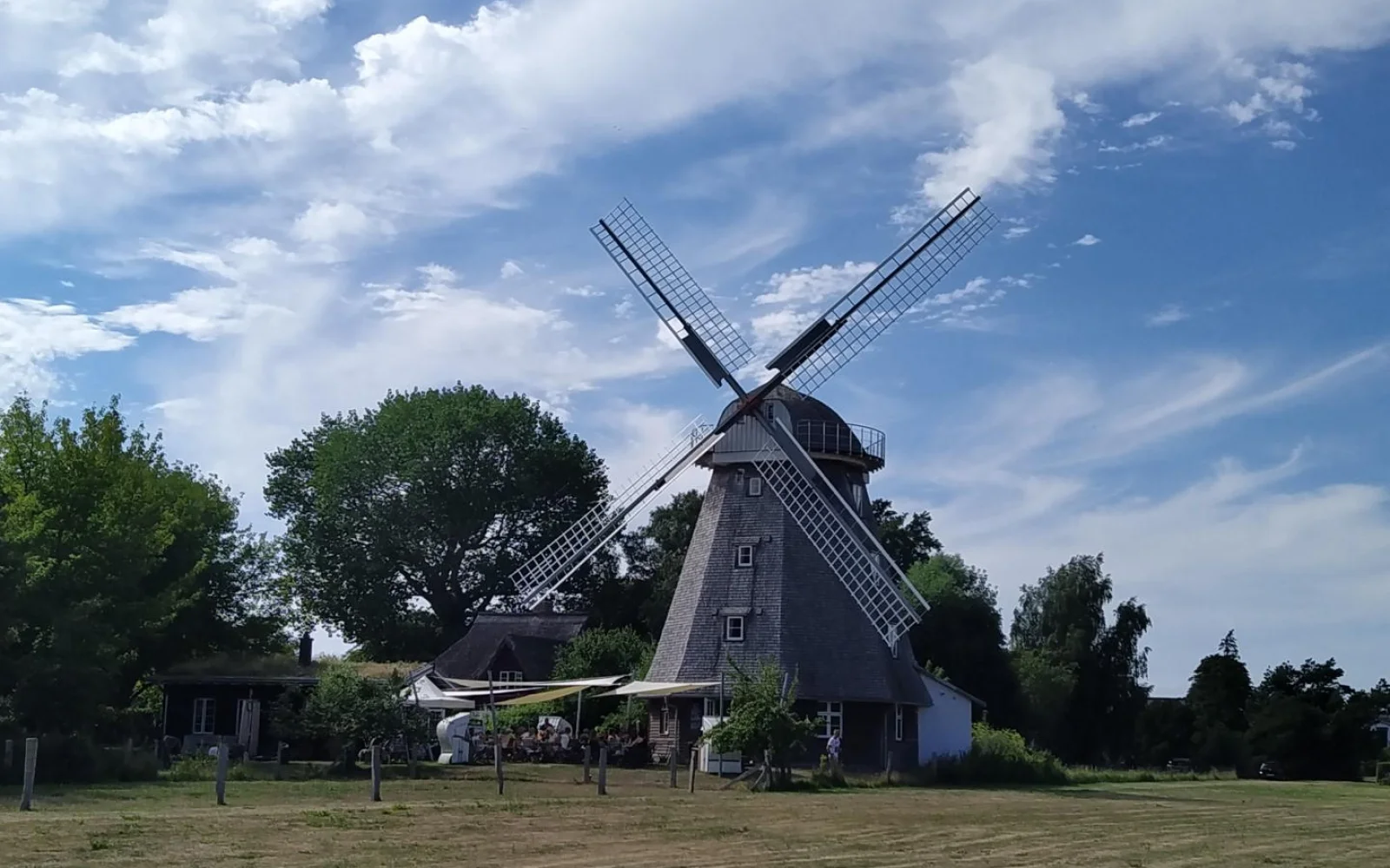 Die Mühle im Künstlerort Ahrenshoop - ein Besuch bei der An- oder Rückreise sehr empfehlenswert.