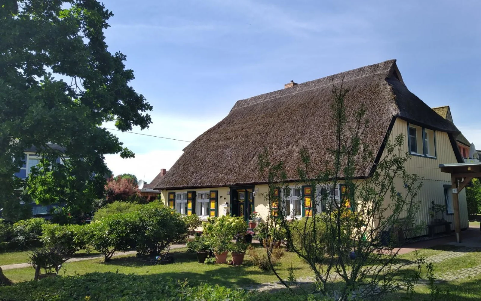 Traditionell strohgedecktes Haus in Wieck am Bodden. Wir kommen vorbei ...
