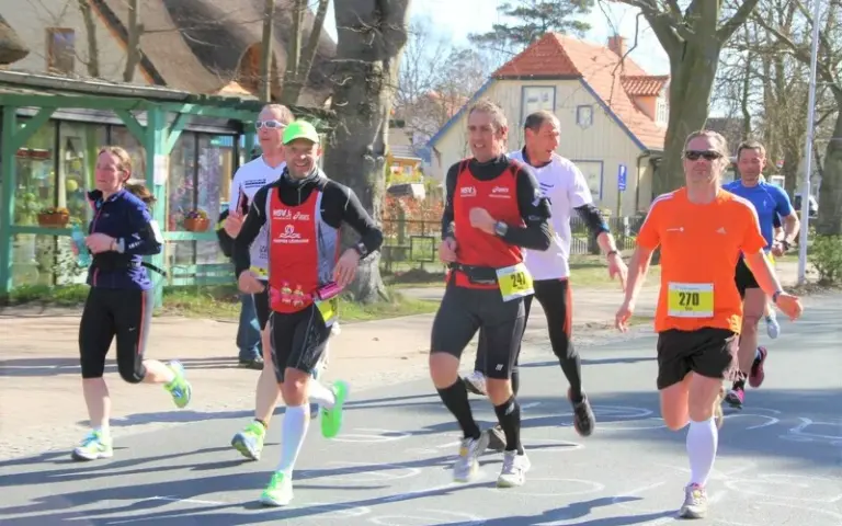 Halbmarathon & Marathon, Strandspaziergang, Sauna und Tourabschluss am Abend